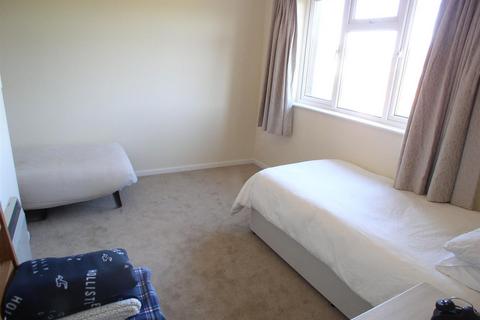 1 bedroom semi-detached house to rent, Telford Drive, Walton on Thames, Surrey