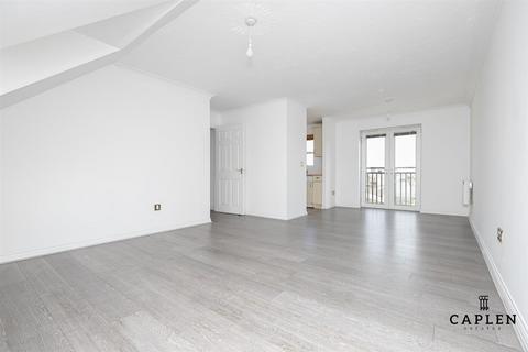 2 bedroom apartment to rent, Kings Place, Buckhurst Hill