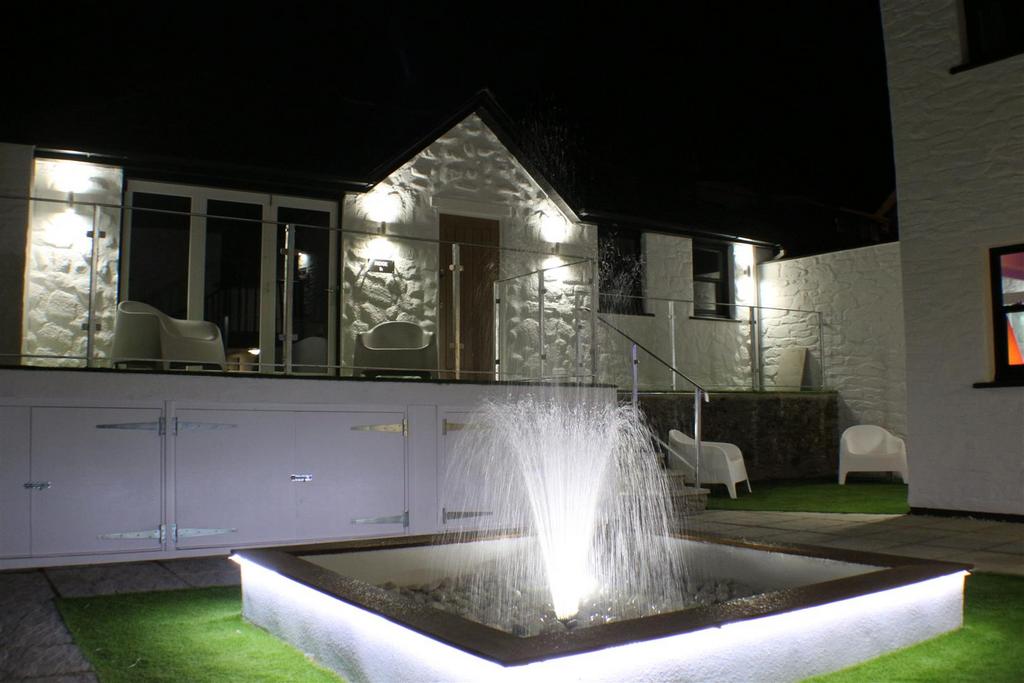 Fountain at night.jpg