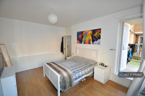1 bedroom in a flat share to rent, Lydgate House, London, N16