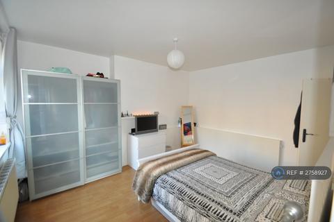 1 bedroom in a flat share to rent, Lydgate House, London, N16