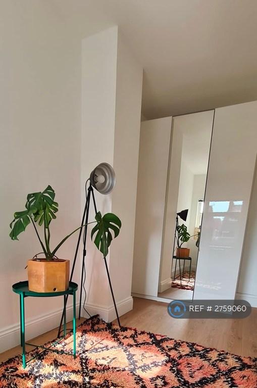 Bedroom 2 (Wardrobes)