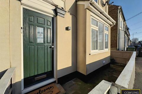 2 bedroom end of terrace house for sale, West Road, South Ockendon