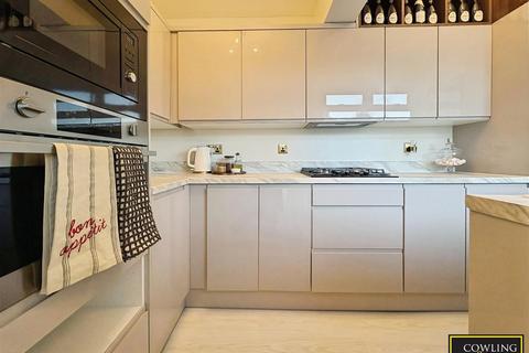 2 bedroom end of terrace house for sale, West Road, South Ockendon