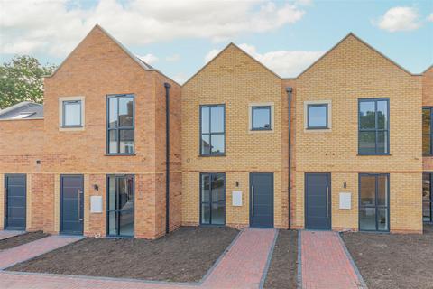 3 bedroom terraced house for sale, North Drive, Hounslow TW3