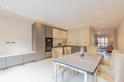 3 bedroom terraced house for sale, North Drive, Hounslow TW3