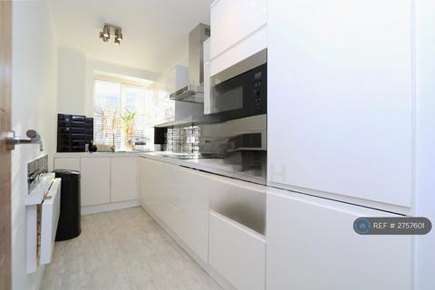 1 bedroom flat to rent, Heathway Court, London, NW3