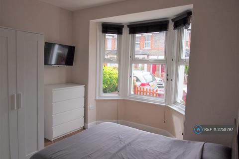 1 bedroom in a house share to rent, De Montfort Road, Reading, RG1