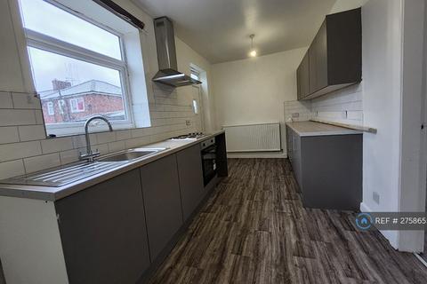 4 bedroom semi-detached house to rent, Poplar Avenue, Oldham, OL8