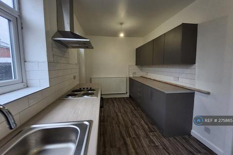 4 bedroom semi-detached house to rent, Poplar Avenue, Oldham, OL8