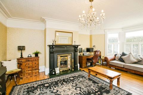 3 bedroom detached house for sale, Dewsbury Road, West Yorkshire BD19