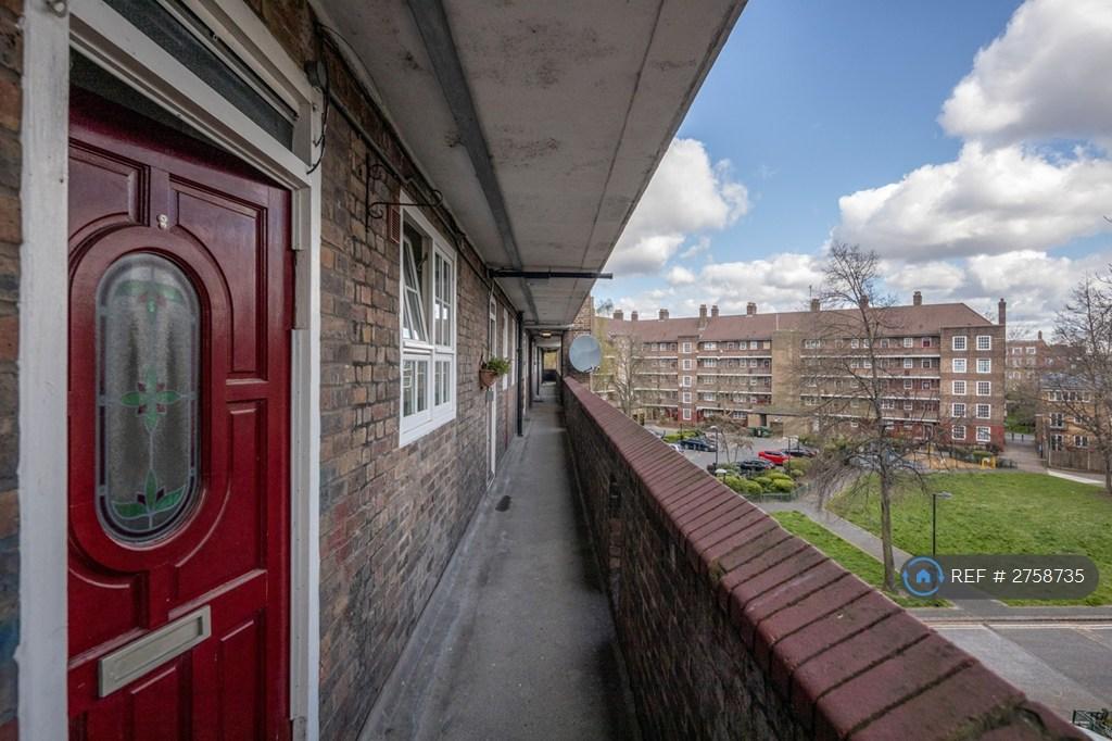 Entrance / Communal Garden