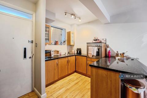 1 bedroom flat to rent, Ormonde Court, London, SW15