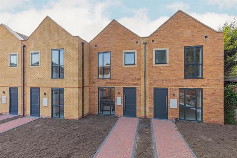 3 bedroom terraced house for sale, North Drive, Hounslow TW3