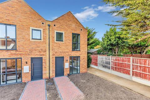3 bedroom end of terrace house for sale, North Drive, Hounslow TW3