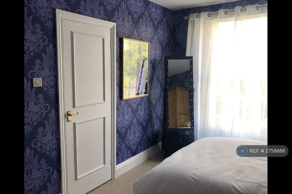Bedroom With Ensuite Shower Room
