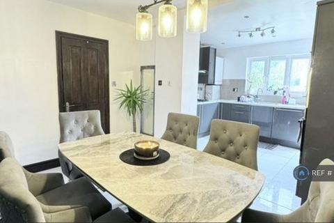 3 bedroom terraced house to rent, Highfield Road, Woodford Green, IG8