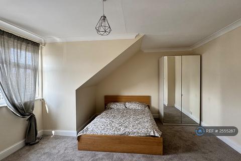 1 bedroom in a house share to rent, Fairlands Avenue, Thornton Heath, CR7