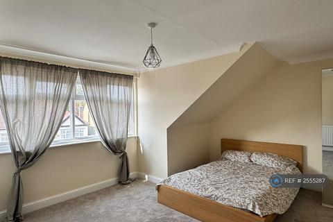1 bedroom in a house share to rent, Fairlands Avenue, Thornton Heath, CR7