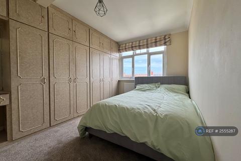 1 bedroom in a house share to rent, Fairlands Avenue, Thornton Heath, CR7