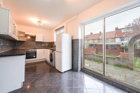 3 bedroom end of terrace house to rent, Flimwell Close, Bromley, BR1