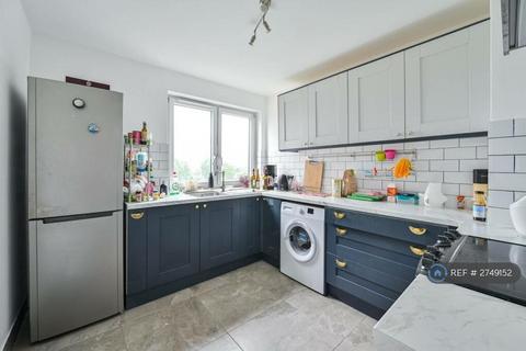 2 bedroom flat to rent, Broadmayne, London, SE17