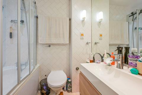 2 bedroom flat for sale, Cascades Tower, Canary Wharf, London, E14
