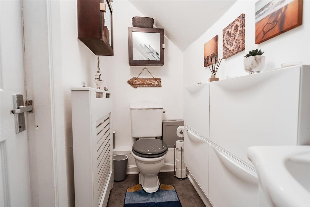 Upstairs.bathroom.jpg