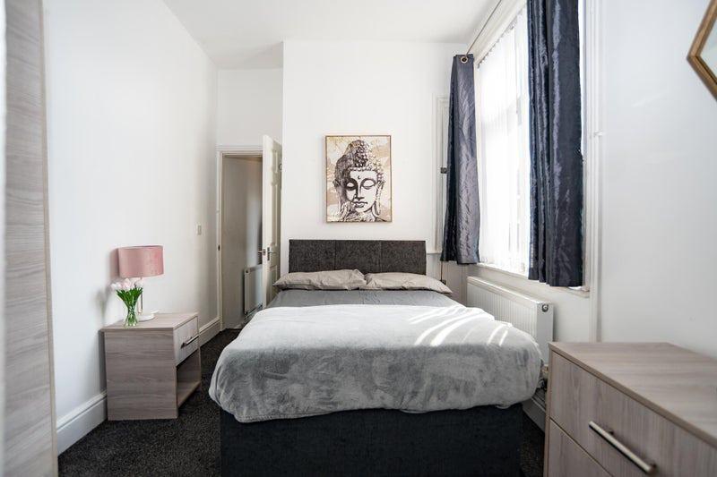 Bright, neatly presented double bedroom with a ...