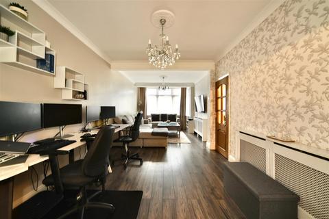 3 bedroom house for sale, Crow Lane, Romford RM7