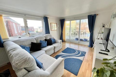2 bedroom flat for sale, 33 Coombe Lodge, Claremont Road, Seaford