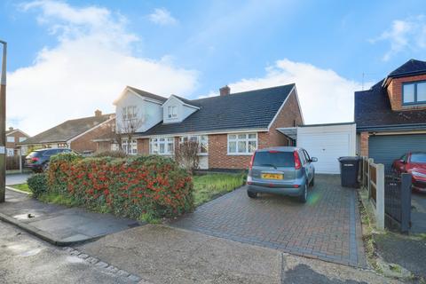 2 bedroom bungalow to rent, Teignmouth Drive, Rayleigh, SS6