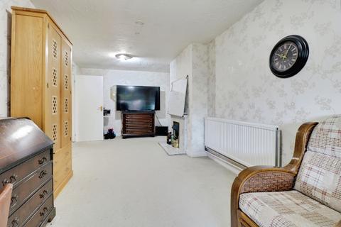 2 bedroom bungalow to rent, Teignmouth Drive, Rayleigh, SS6