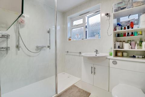 2 bedroom bungalow to rent, Teignmouth Drive, Rayleigh, SS6