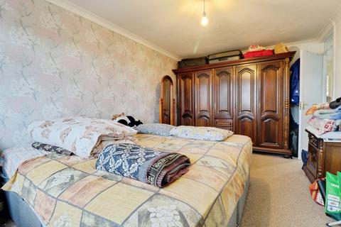 2 bedroom bungalow to rent, Teignmouth Drive, Rayleigh, SS6