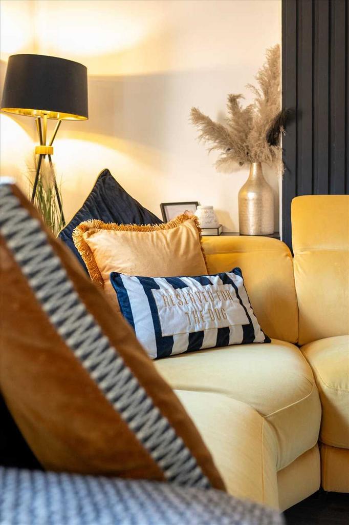 Feature Shot Lounge