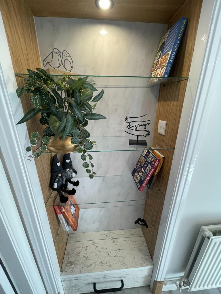 Feature shelving unit