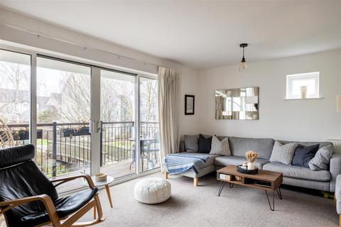 4 bedroom end of terrace house for sale, Daws Place, Redhill