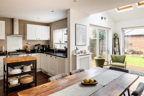 4 bedroom end of terrace house for sale, Daws Place, Redhill