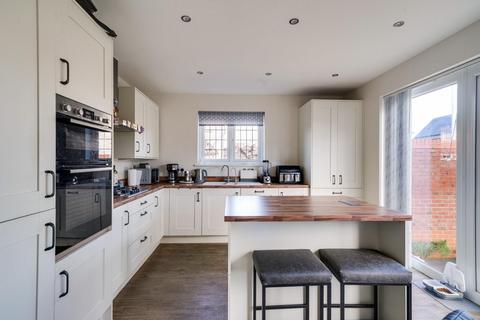 3 bedroom detached house for sale, Shackleton Grove, Leighton Buzzard