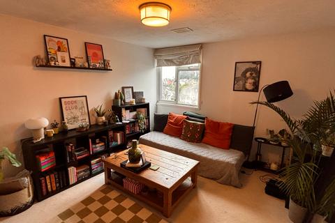 2 bedroom flat to rent, Buckeridge Road, Teignmouth, TQ14