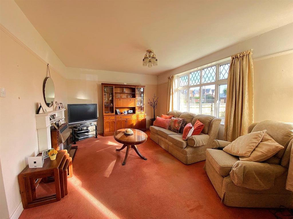 55 Chantry Ave - Lounge1.jpg