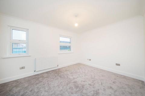 2 bedroom end of terrace house to rent, Harley Grove, Bow, London, E3