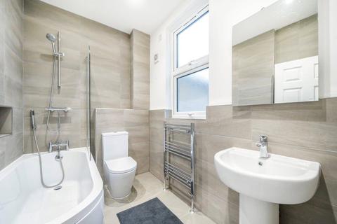 2 bedroom end of terrace house to rent, Harley Grove, Bow, London, E3