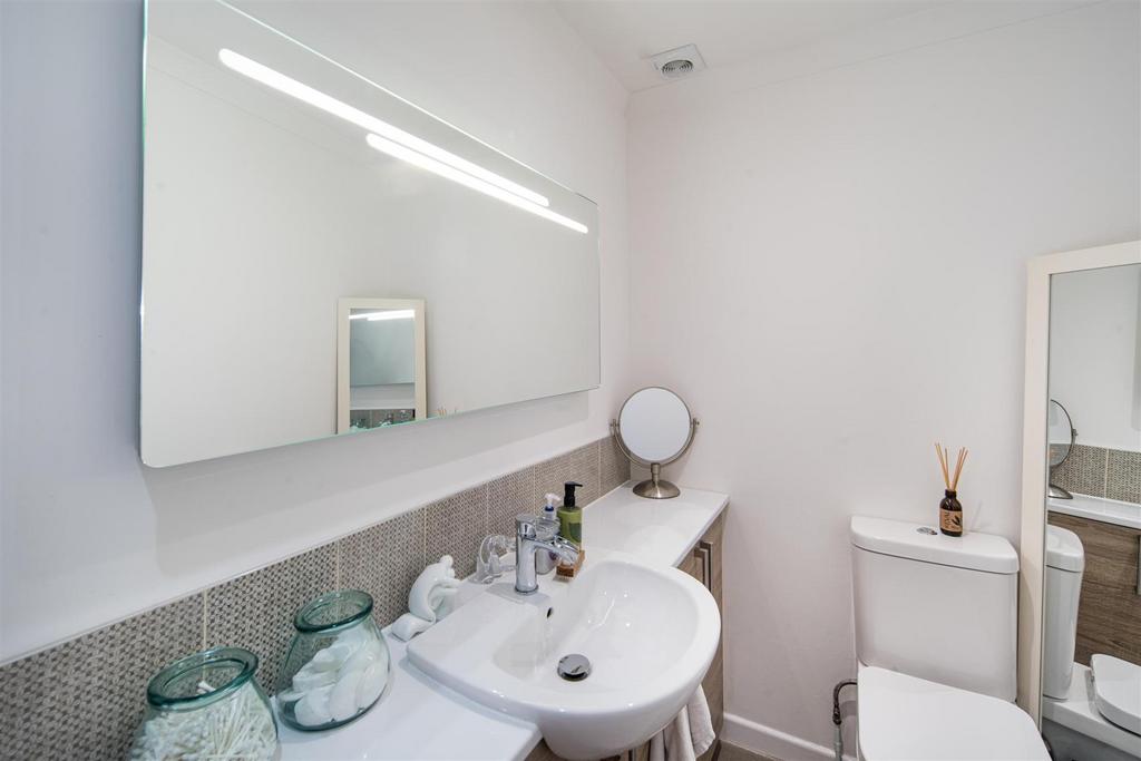Ensuite WC &amp; Basin for Bedroom One