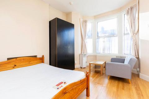 Studio to rent, Callcott Road, London NW6