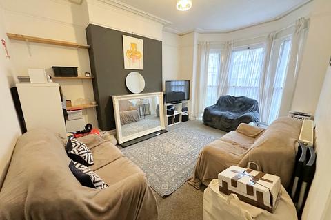 2 bedroom apartment to rent, Wilton Road, Bexhill-on-Sea, TN40