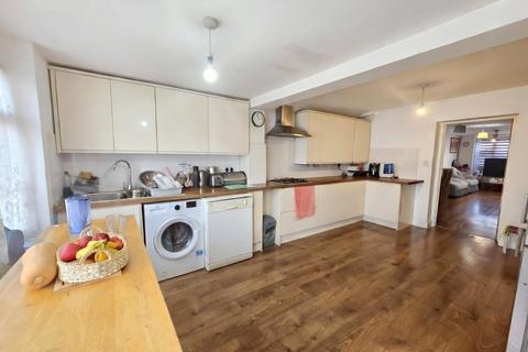 3 bedroom bungalow for sale, Pinkwell Avenue, Hayes, UB3