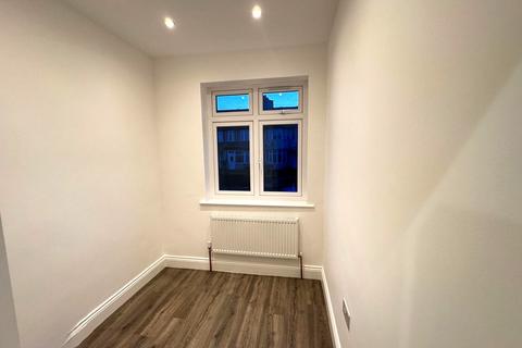 3 bedroom terraced house to rent, The Ridgeway, Colindale, NW9