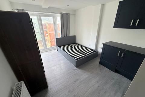 Studio to rent, Willoughby Lane, Tottenham